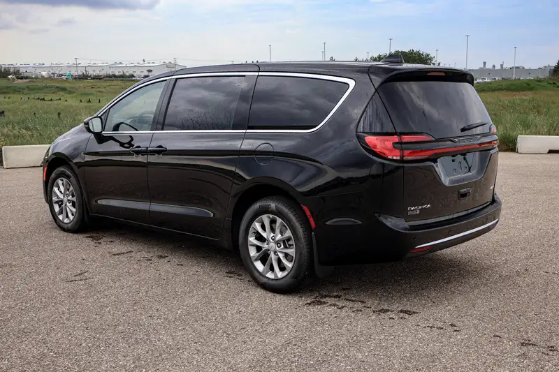 2027 Chrysler Pacifica Select AWD, černá, 25 km, dovoz Kanada — foto 2 z 12