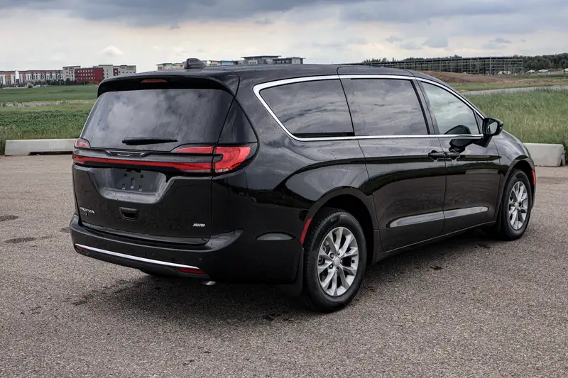 2027 Chrysler Pacifica Select AWD, černá, 25 km, dovoz Kanada — foto 3 z 12