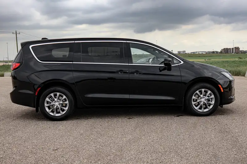 2027 Chrysler Pacifica Select AWD, černá, 25 km, dovoz Kanada — foto 4 z 12