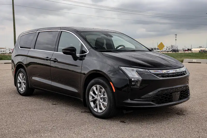 2027 Chrysler Pacifica Select AWD, černá, 25 km, dovoz Kanada — foto 5 z 12