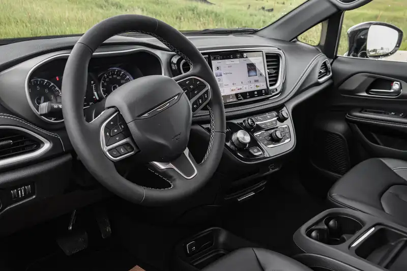 2027 Chrysler Pacifica Select AWD, černá, 25 km, dovoz Kanada — foto 8 z 12