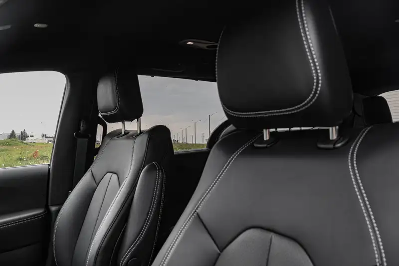 2027 Chrysler Pacifica Select AWD, černá, 25 km, dovoz Kanada — foto 9 z 12