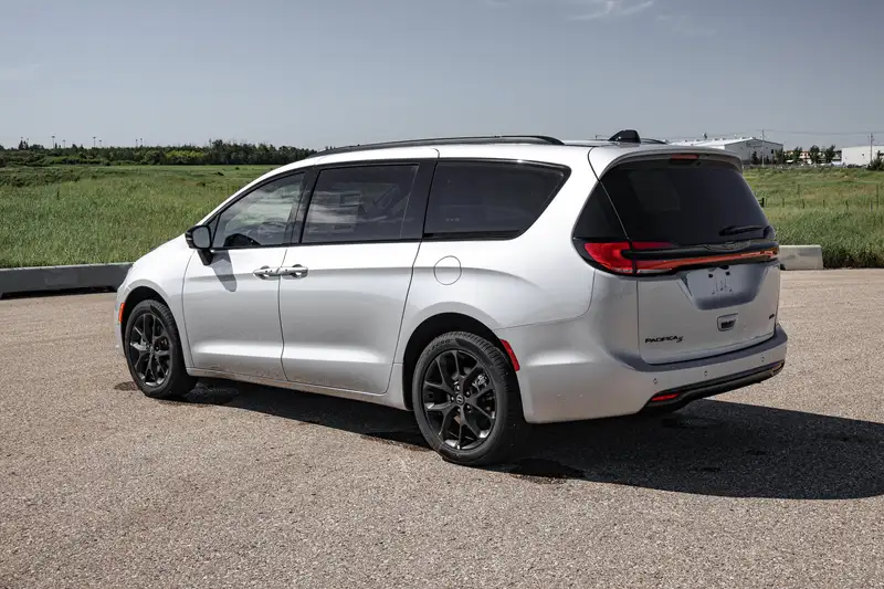 2026 Chrysler Pacifica Select AWD, stříbrná, 47 km, dovoz Kanada — foto 2 z 12