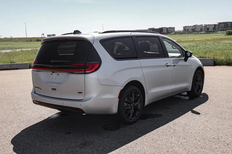2026 Chrysler Pacifica Select AWD, stříbrná, 47 km, dovoz Kanada — foto 3 z 12