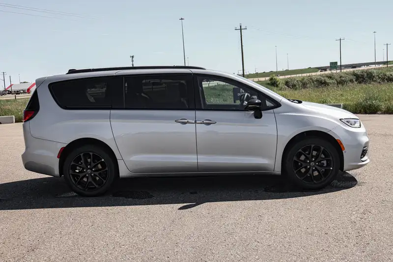 2026 Chrysler Pacifica Select AWD, stříbrná, 47 km, dovoz Kanada — foto 4 z 12