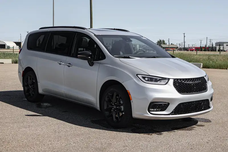 2026 Chrysler Pacifica Select AWD, stříbrná, 47 km, dovoz Kanada — foto 5 z 12