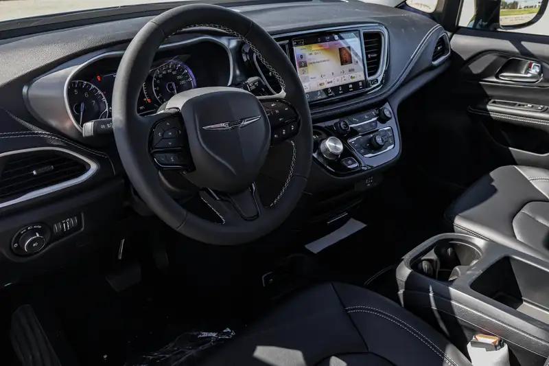 2026 Chrysler Pacifica Select AWD, stříbrná, 47 km, dovoz Kanada — foto 8 z 12