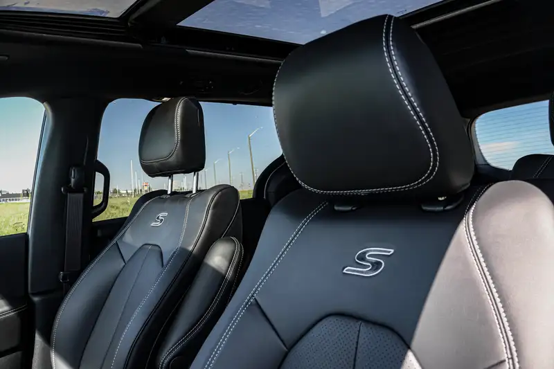 2026 Chrysler Pacifica Select AWD, stříbrná, 47 km, dovoz Kanada — foto 9 z 12