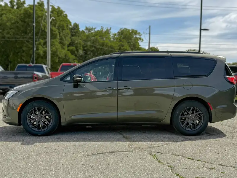 2027 Chrysler Pacifica SELECT | S Package, zelená, 1 500 km, dovoz Kanada — foto 10 z 12