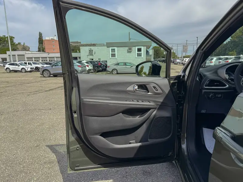 2027 Chrysler Pacifica SELECT | S Package, zelená, 1 500 km, dovoz Kanada — foto 11 z 12