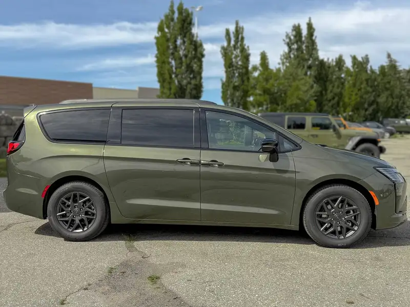 2027 Chrysler Pacifica SELECT | S Package, zelená, 1 500 km, dovoz Kanada — foto 4 z 12