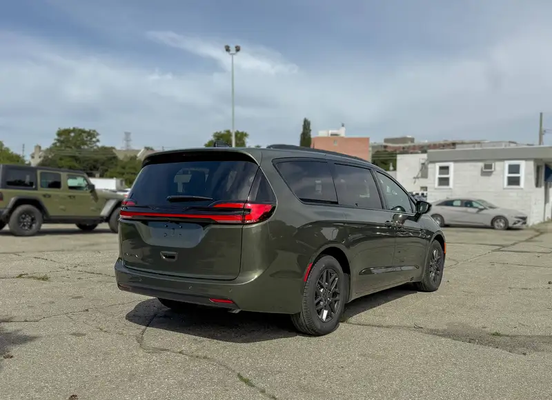 2027 Chrysler Pacifica SELECT | S Package, zelená, 1 500 km, dovoz Kanada — foto 5 z 12