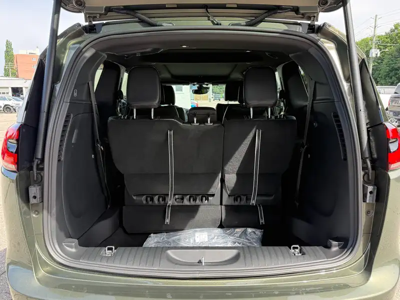 2027 Chrysler Pacifica SELECT | S Package, zelená, 1 500 km, dovoz Kanada — foto 8 z 12