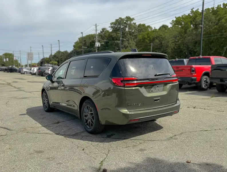 2027 Chrysler Pacifica SELECT | S Package, zelená, 1 500 km, dovoz Kanada — foto 9 z 12
