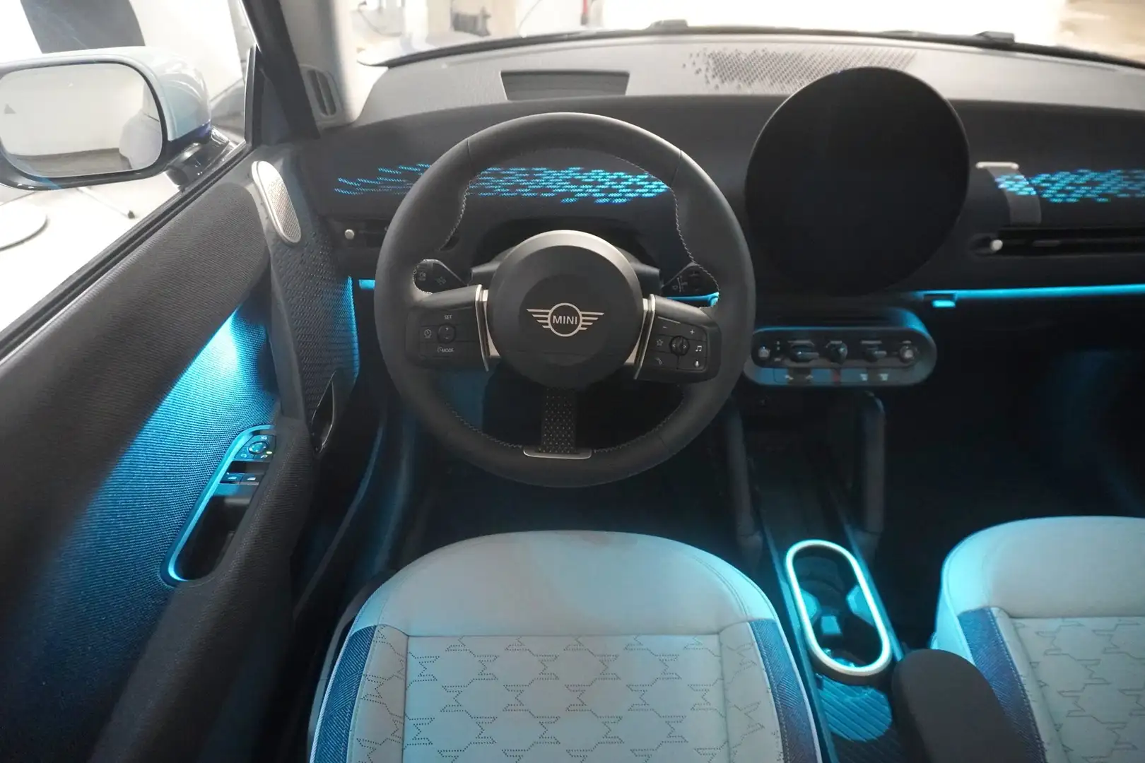 2026 MINI Cooper E, 9 900 km, Rakousko — foto 9 z 12