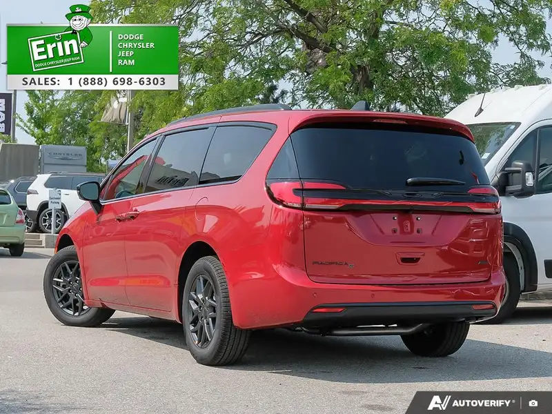 2027 Chrysler Pacifica Select AWD, červená, dovoz Kanada — foto 4 z 12