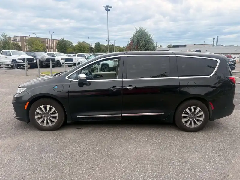2023 Chrysler Pacifica Limited 2RM, černá, 136 131 km, dovoz Kanada — foto 2 z 12