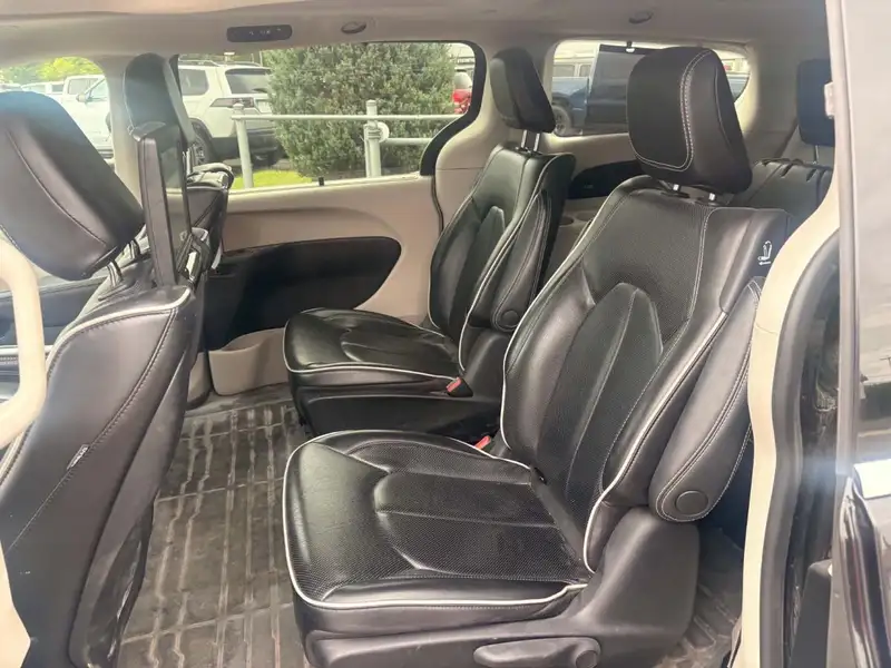 2023 Chrysler Pacifica Limited 2RM, černá, 136 131 km, dovoz Kanada — foto 9 z 12