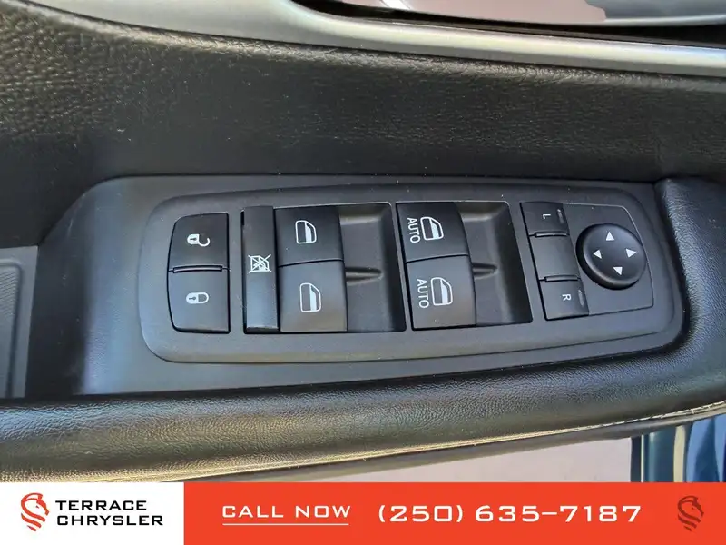 2022 Chrysler Pacifica Touring AWD, modrá, 77 878 km, dovoz Kanada — foto 11 z 12