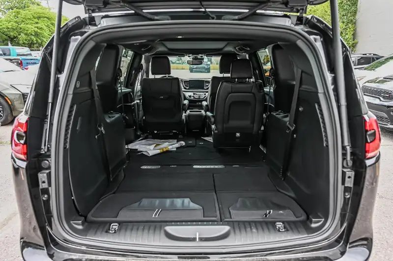 2026 Chrysler Pacifica Select, černá, 55 km, dovoz Kanada — foto 10 z 12