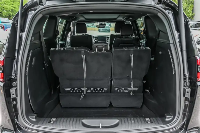 2026 Chrysler Pacifica Select, černá, 55 km, dovoz Kanada — foto 11 z 12