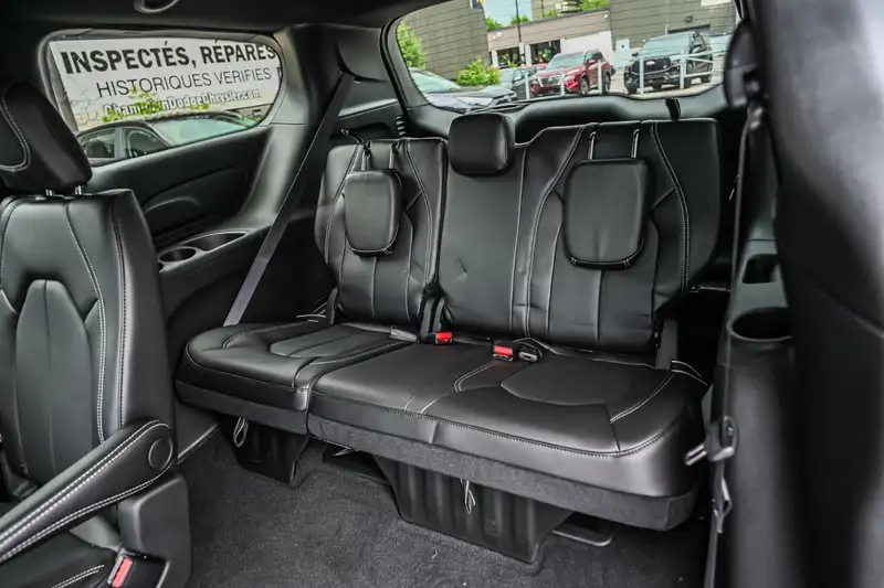 2026 Chrysler Pacifica Select, černá, 55 km, dovoz Kanada — foto 12 z 12