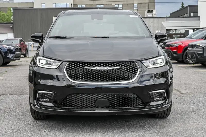2026 Chrysler Pacifica Select, černá, 55 km, dovoz Kanada — foto 2 z 12