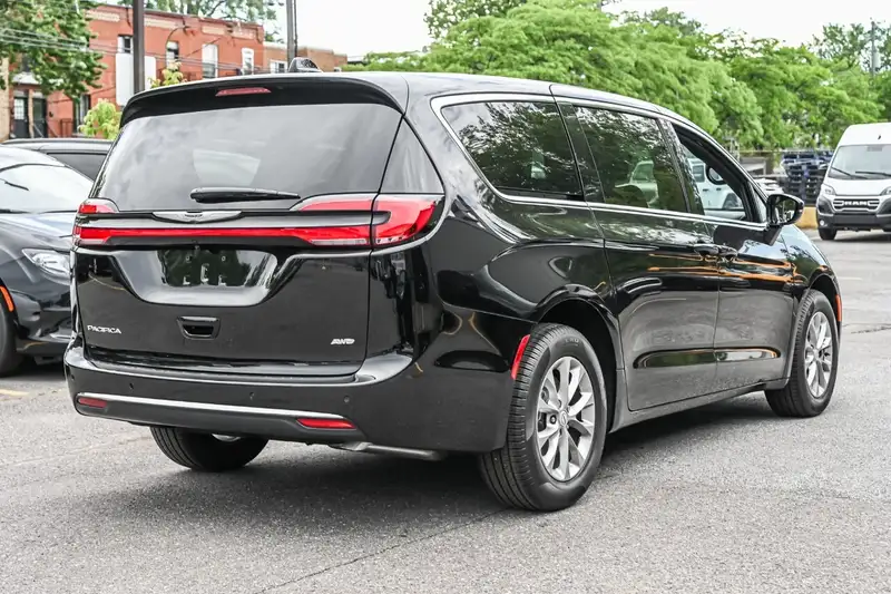 2026 Chrysler Pacifica Select, černá, 55 km, dovoz Kanada — foto 5 z 12