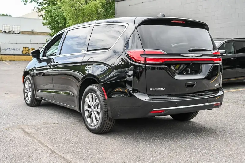 2026 Chrysler Pacifica Select, černá, 55 km, dovoz Kanada — foto 7 z 12