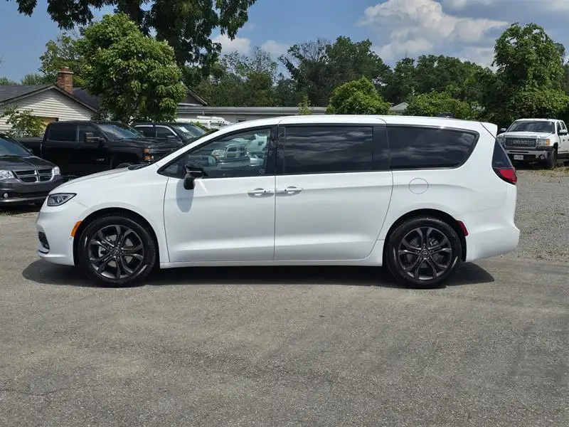 2026 Chrysler Pacifica Select Awd, bílá, 15 km, dovoz Kanada — foto 2 z 12
