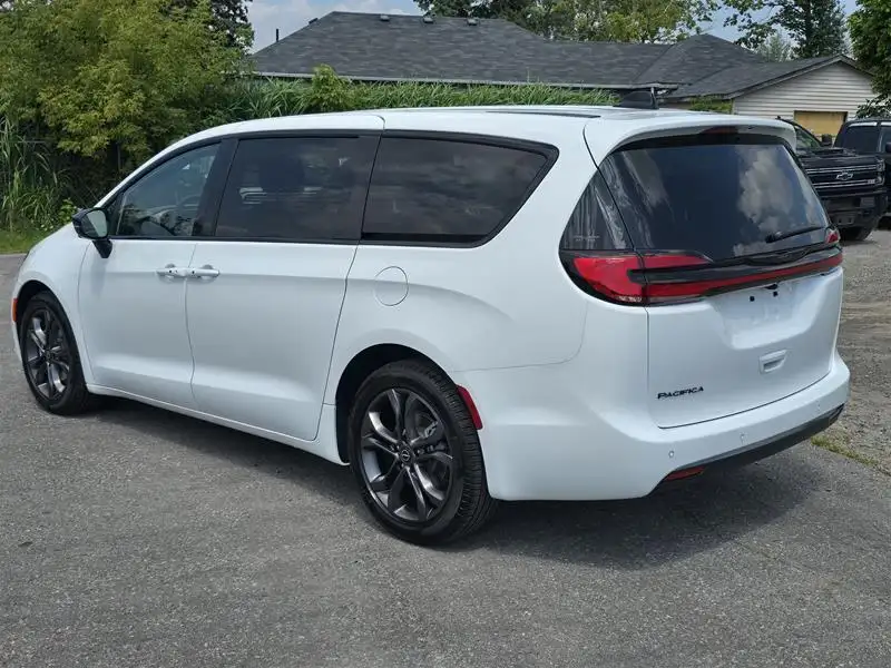 2026 Chrysler Pacifica Select Awd, bílá, 15 km, dovoz Kanada — foto 3 z 12