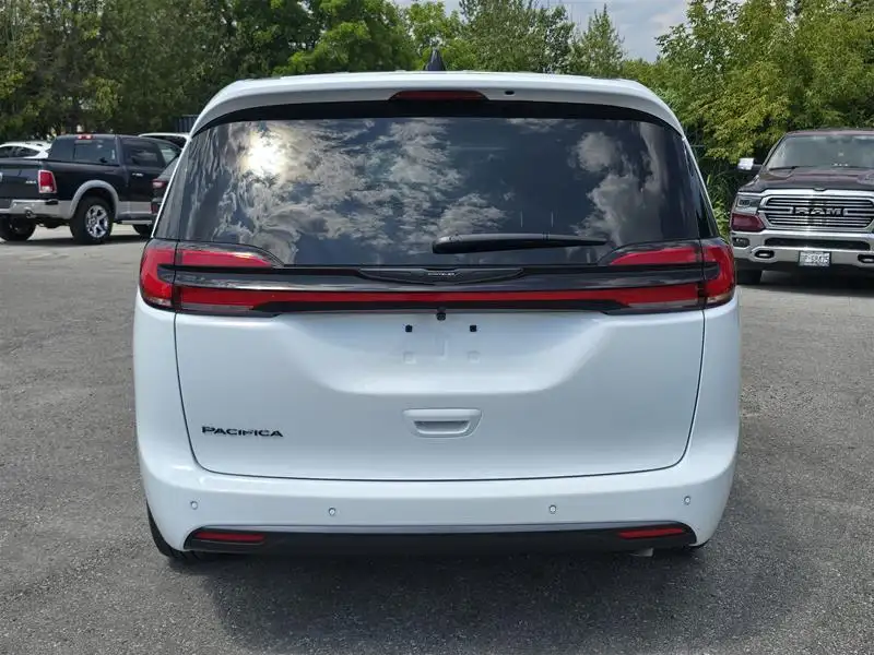 2026 Chrysler Pacifica Select Awd, bílá, 15 km, dovoz Kanada — foto 4 z 12