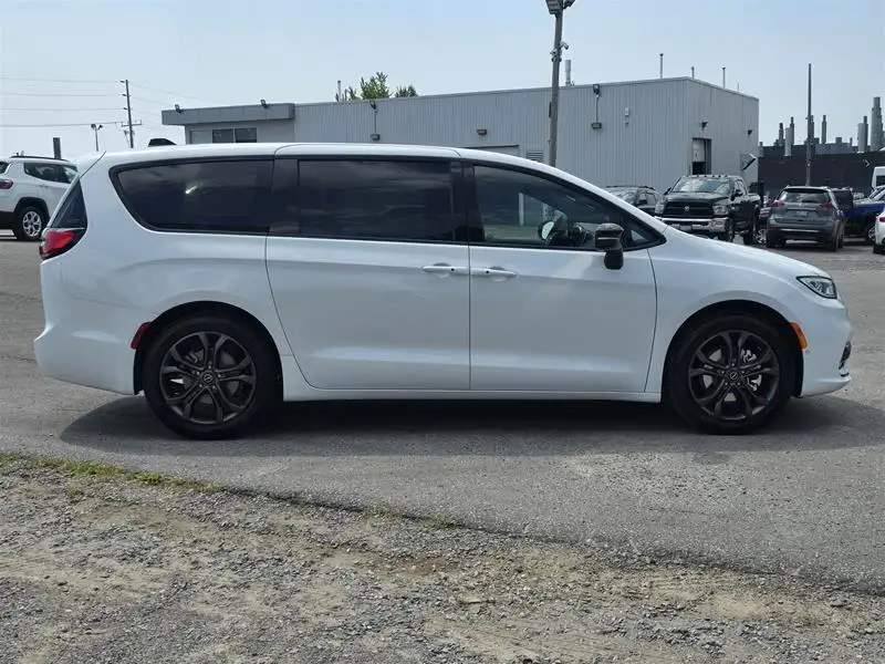 2026 Chrysler Pacifica Select Awd, bílá, 15 km, dovoz Kanada — foto 6 z 12