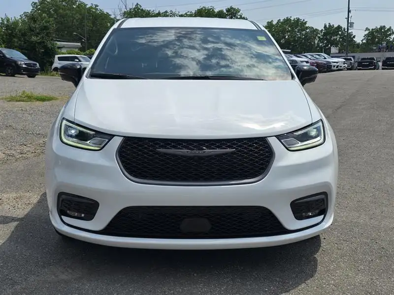 2026 Chrysler Pacifica Select Awd, bílá, 15 km, dovoz Kanada — foto 8 z 12