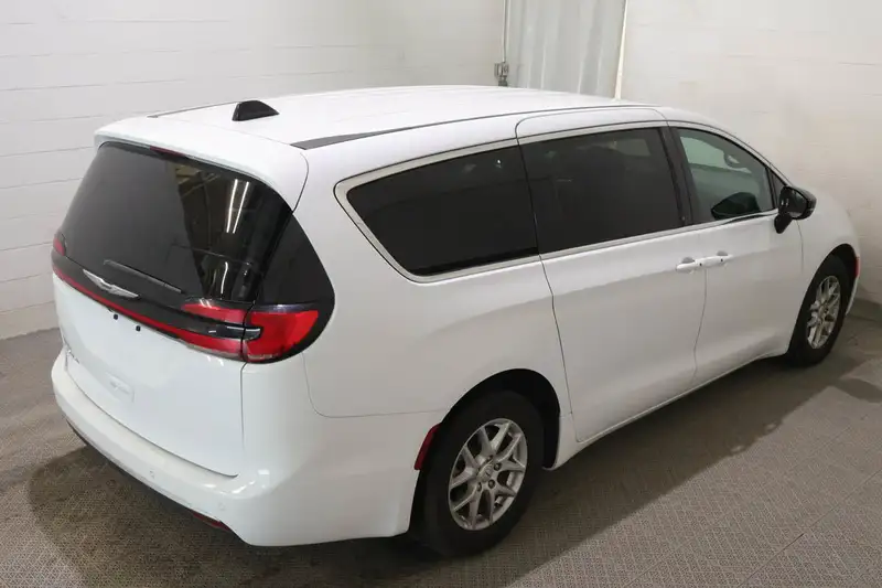 2025 Chrysler Pacifica SELECT + 7 PASSAGERS, bílá, 39 196 km, dovoz Kanada — foto 10 z 12