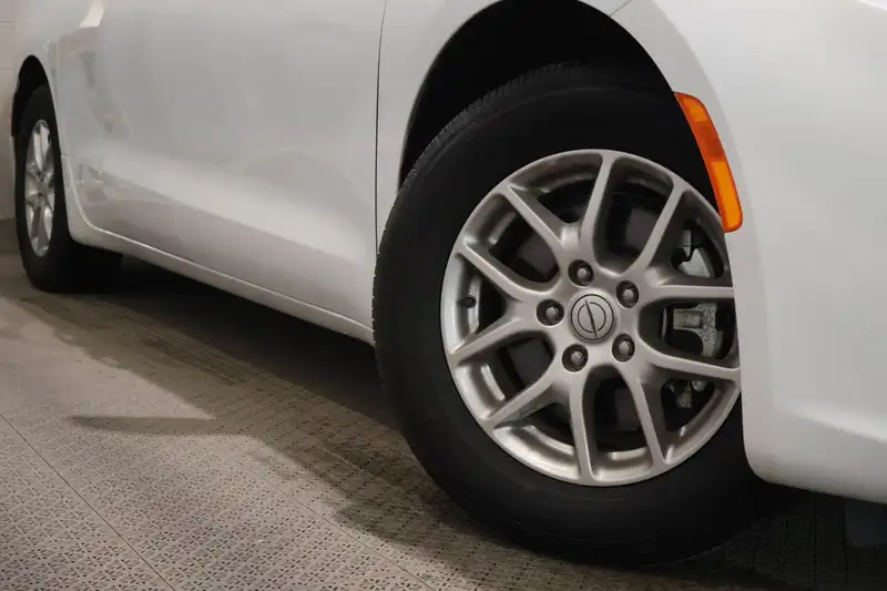 2025 Chrysler Pacifica SELECT + 7 PASSAGERS, bílá, 39 196 km, dovoz Kanada — foto 11 z 12