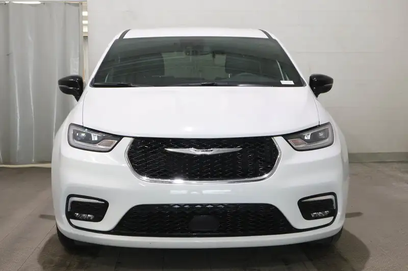2025 Chrysler Pacifica SELECT + 7 PASSAGERS, bílá, 39 196 km, dovoz Kanada — foto 2 z 12