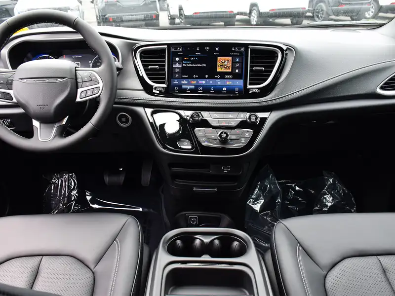 2027 Chrysler Pacifica Select, bílá, 22 km, dovoz Kanada — foto 10 z 12