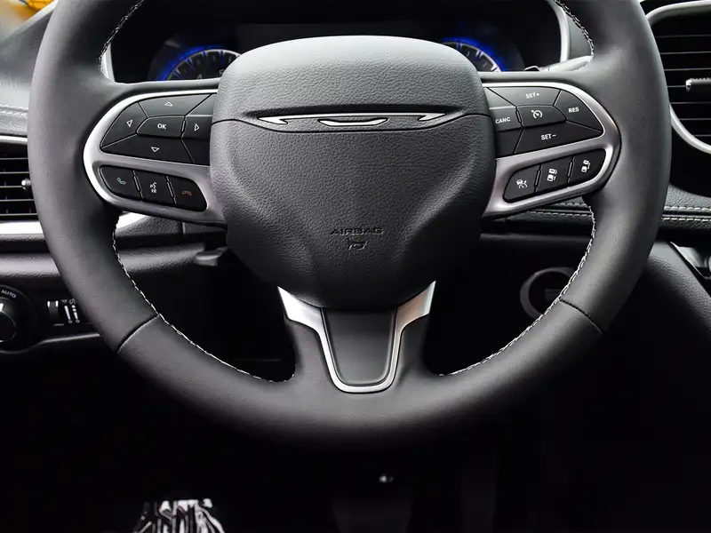 2027 Chrysler Pacifica Select, bílá, 22 km, dovoz Kanada — foto 11 z 12