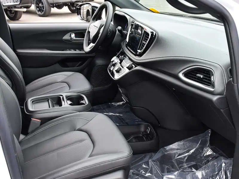 2027 Chrysler Pacifica Select, bílá, 22 km, dovoz Kanada — foto 9 z 12