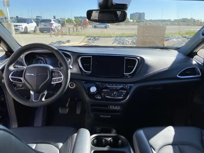 2025 Chrysler Pacifica Select, modrá, 14 824 km, dovoz Kanada — foto 10 z 12
