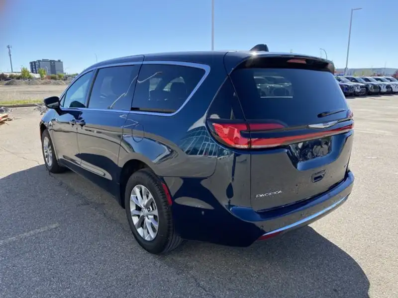 2025 Chrysler Pacifica Select, modrá, 14 824 km, dovoz Kanada — foto 4 z 12