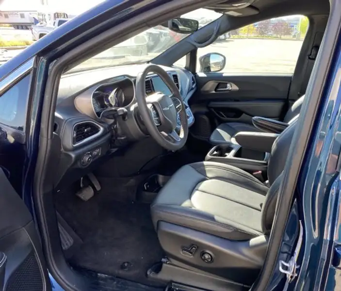 2025 Chrysler Pacifica Select, modrá, 14 824 km, dovoz Kanada — foto 5 z 12
