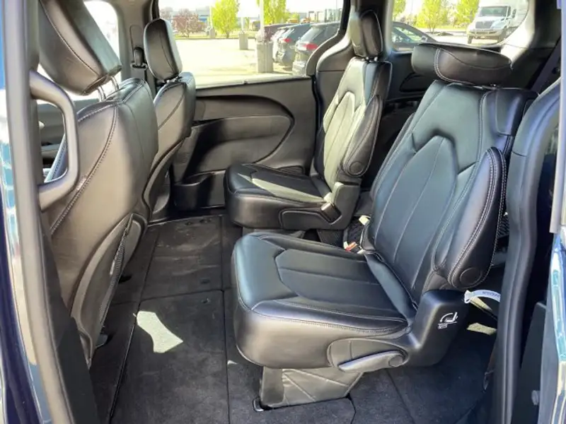 2025 Chrysler Pacifica Select, modrá, 14 824 km, dovoz Kanada — foto 6 z 12