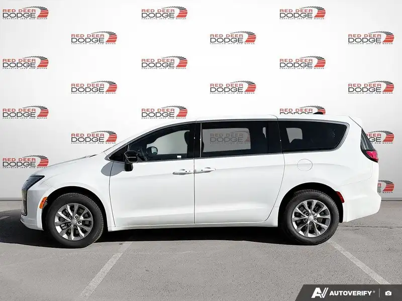 2027 Chrysler Pacifica Select, bílá, 17 km, dovoz Kanada — foto 2 z 12