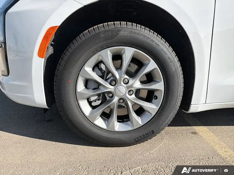 2027 Chrysler Pacifica Select, bílá, 17 km, dovoz Kanada — foto 9 z 12