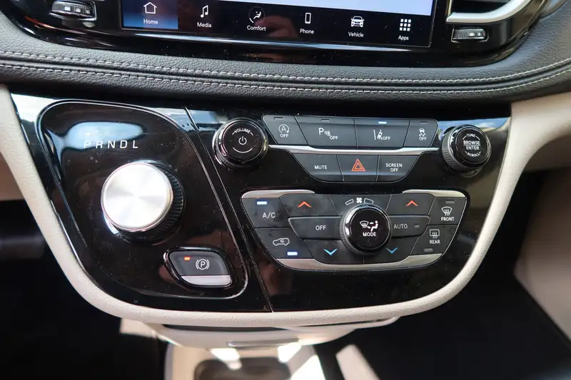 2023 Chrysler Pacifica Touring L, šedá, 118 963 km, dovoz Kanada — foto 11 z 12