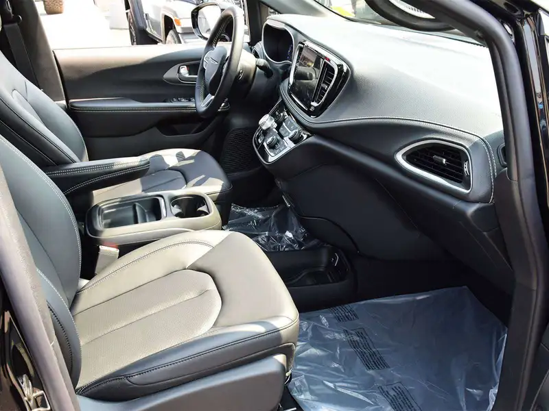 2027 Chrysler Pacifica Select, černá, 28 km, dovoz Kanada — foto 10 z 12