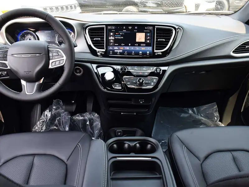 2027 Chrysler Pacifica Select, černá, 28 km, dovoz Kanada — foto 11 z 12