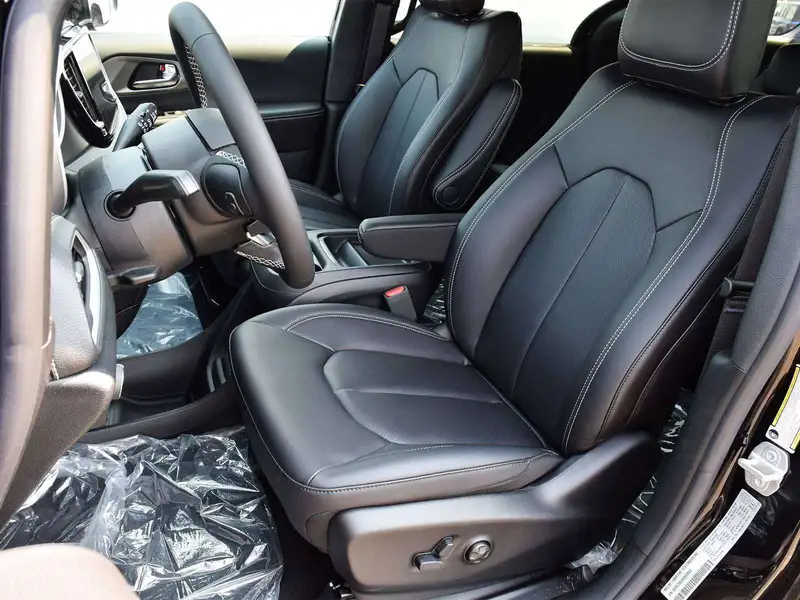 2027 Chrysler Pacifica Select, černá, 28 km, dovoz Kanada — foto 8 z 12